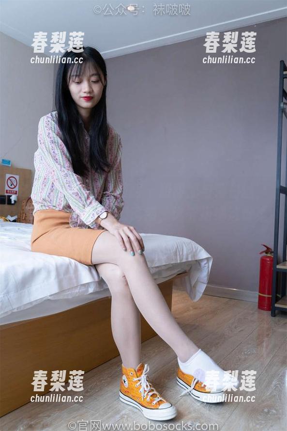 BoBoSocks袜啵啵 - 甜甜圈与薄白丝，免费图集中的神秘诱惑，谁能拒绝这份柔和？