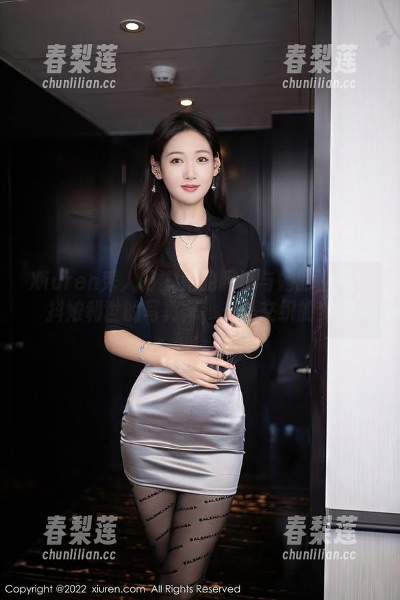 Xiuren秀人网 - 她的眼镜与她的世界：抖娘利世的写真集，光影交织的梦境