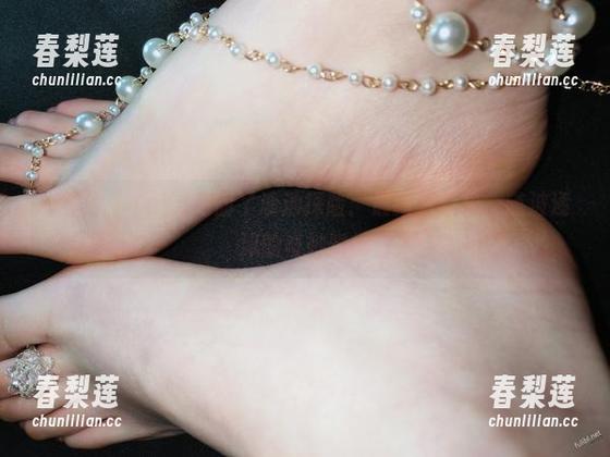 微密圈 - YuYu超甜丫泳池探险：最新写真集，随波逐流的奇妙瞬间
