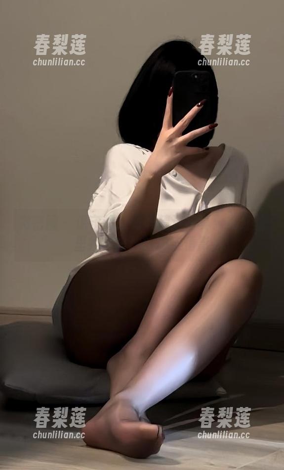 微密圈 - 保守的二舅妈精选写真：在红丝里找寻白袜的调皮倩影