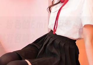 嗲囡囡 – 粉色的Emily尹菲：一幅幅图片里都有召唤？作品像在偷瞄我！