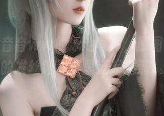 看到弥音音ww的泳池写真，原图中飘动的发丝让我心里泛起涟漪。