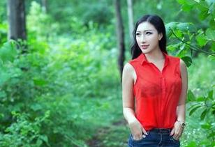 推女郎 – 何奕恋图包：裤里丝背后的秘密，谁说衣服不能有故事？