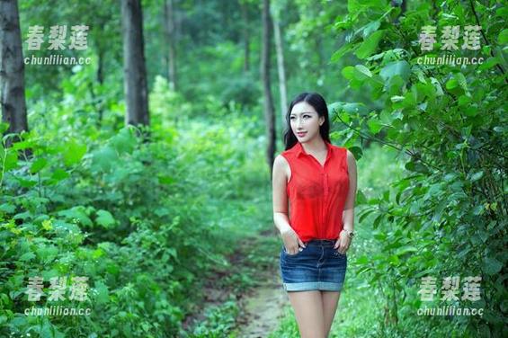 推女郎 - 何奕恋图包：裤里丝背后的秘密，谁说衣服不能有故事？
