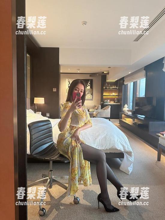 微密圈 - 果儿Victoria超短裤写真，壁纸的诱惑呀，哈哈，真让人想多停留一会！