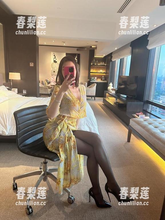 微密圈 - 红裙下的秘密：果儿Victoria写真集，速来下载！