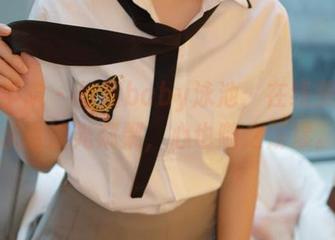模范学院 – 佟蔓baby泳池：在线美图，水面波光粼粼，心也随之荡漾。