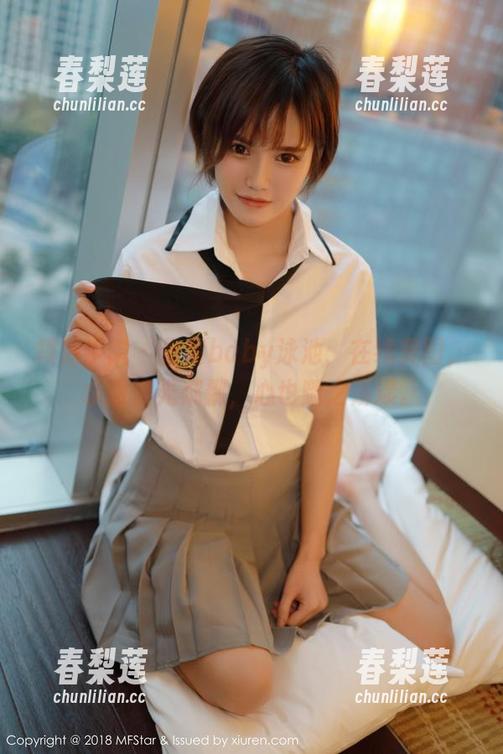 模范学院 - 佟蔓baby泳池：在线美图，水面波光粼粼，心也随之荡漾。