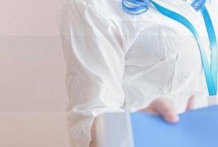 跟随樱梨梨的泳池美图更新，看看谁能抵挡得住她的魅力！