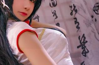 温泉巫女疾走可可的写真，让你想马上来一场水上仙境的冒险！