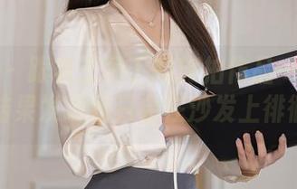 秀人网 – 跟着王俪丁的旅拍作品一起散步，结果发现我只会在沙发上徘徊！