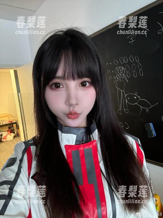 秋山AkI的新连衣裙原图完全不怕冷，更新里透着点小暧昧！