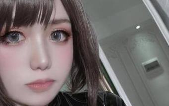 芊川一笑MNK短裙写真，一起分享这抹春意盎然！