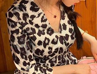 微密圈 – 轩子巨2兔的全套写真，灰丝营造的氛围真是让我陶醉