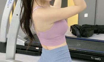 在最新图库里，香草喵露露的忙露职场：粉色内衣是职场女王的秘密武器吗？