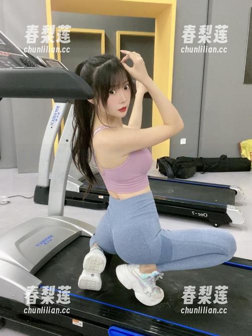 在最新图库里，香草喵露露的忙露职场：粉色内衣是职场女王的秘密武器吗？