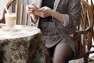 魔镜街拍 – 白色吊带裙是仙女！婷婷黑丝美腿合集，让人心动不已