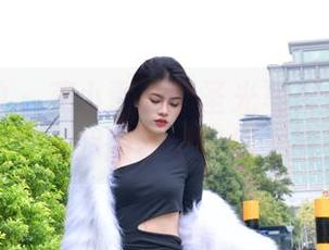 魔镜街拍 – 艾小青的无圣光写真故事：肉丝与超短裙的奇幻之旅