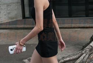 魔镜街拍：制服包臀裙小姐姐3走廊，拿好图包，小心美图诱惑你！