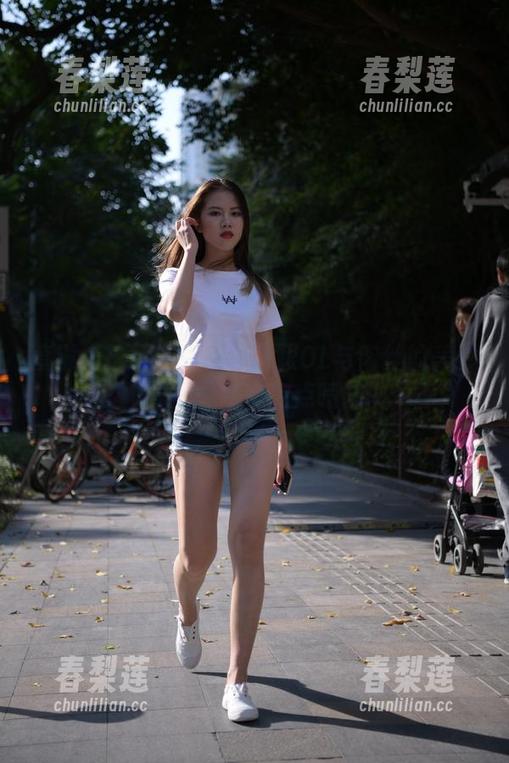 魔镜街拍精选：红色高跟OL与肉丝的美妙碰撞，光线真有点暧昧。